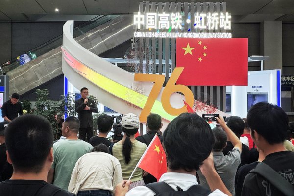 云沪深配资 一曲《红旗颂》在上海虹桥站候车大厅奏响，铁路上海站打造多彩活动迎国庆
