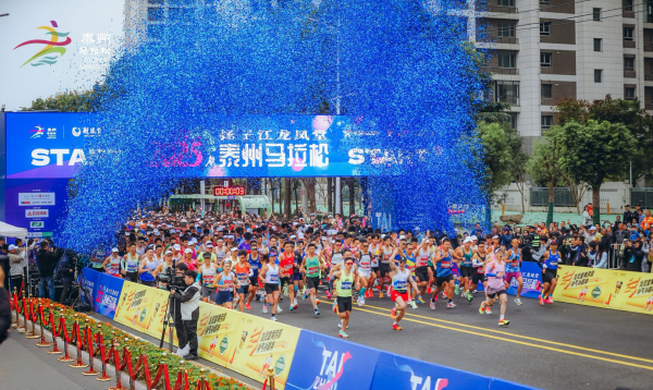 融券通 健康赋能每一步，扬子江龙凤堂2025泰州马拉松赛鸣枪开跑