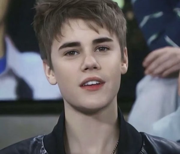 佰亿配资 比伯 “刮胡换脸” 回春！与海莉演唱会旁若无人撒糖，肯豆同框全程低调